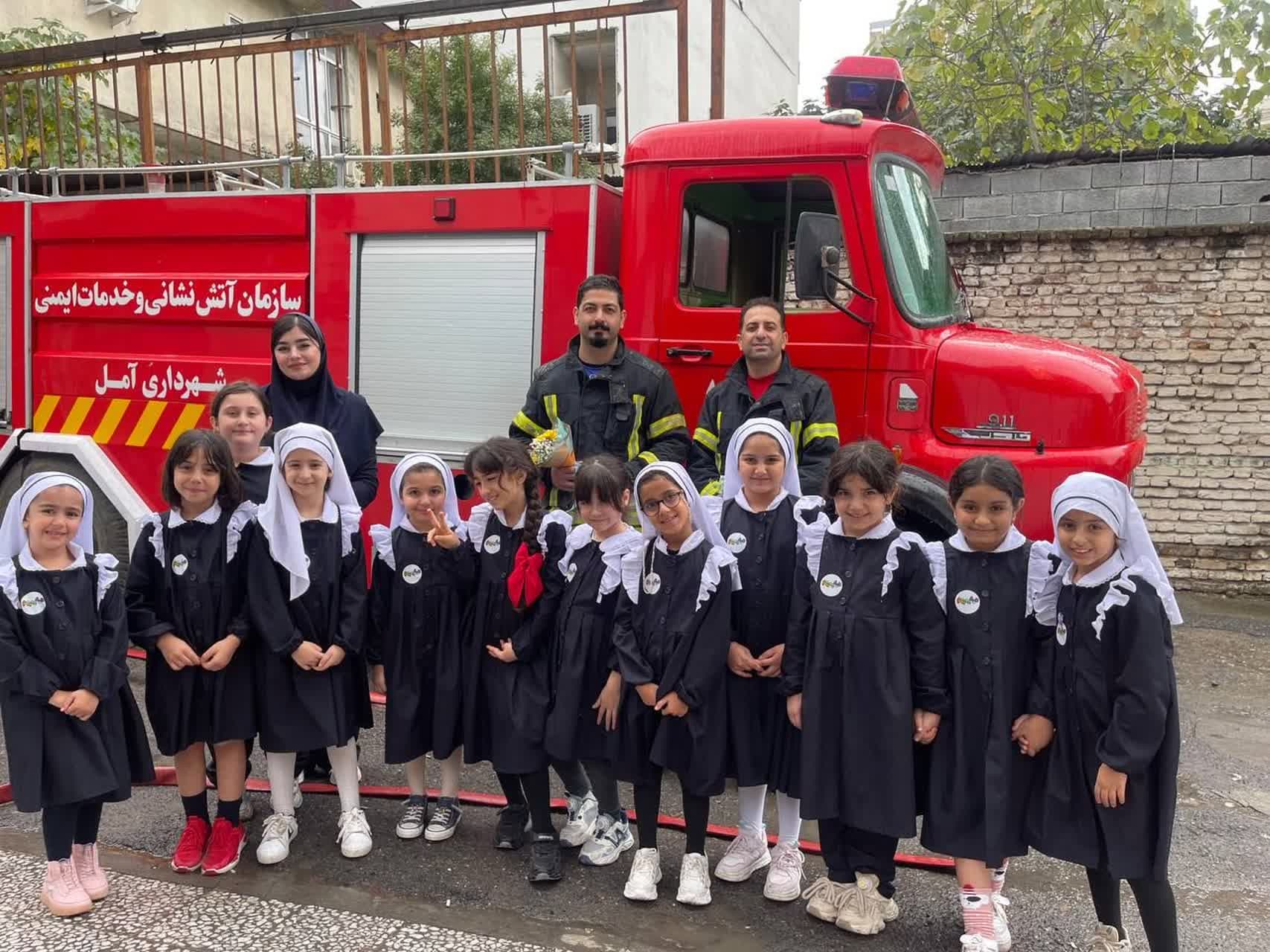 حضور آتش نشانان شجاع آملی در دبستان دخترانه- بمناسبت روز آتش نشان